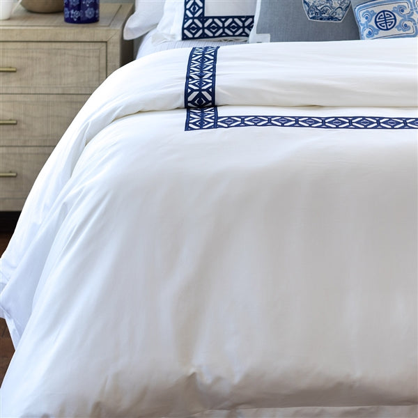 KYLIE KING DUVET WHITE COTTON SATEEN 400TC / INK BLUE EMBROIDERY 112X98 (NO INSERT)