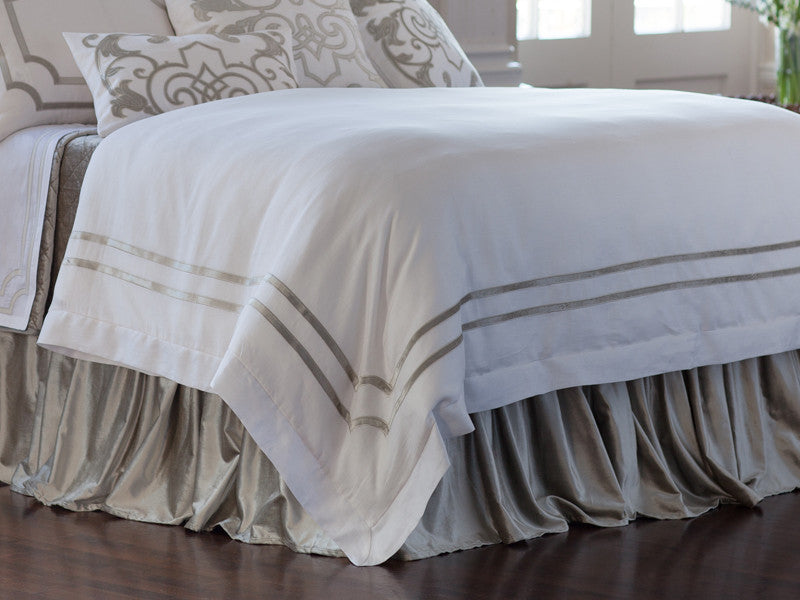 LILI ALESSANDRA SOHO WHITE WITH ICE SILVER BEDDING